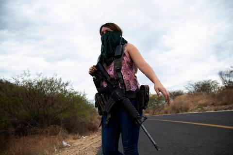 Una mujer armada que se conoce con el sobrenombre de "La Guera" y que dice ser miembro de un gr ...