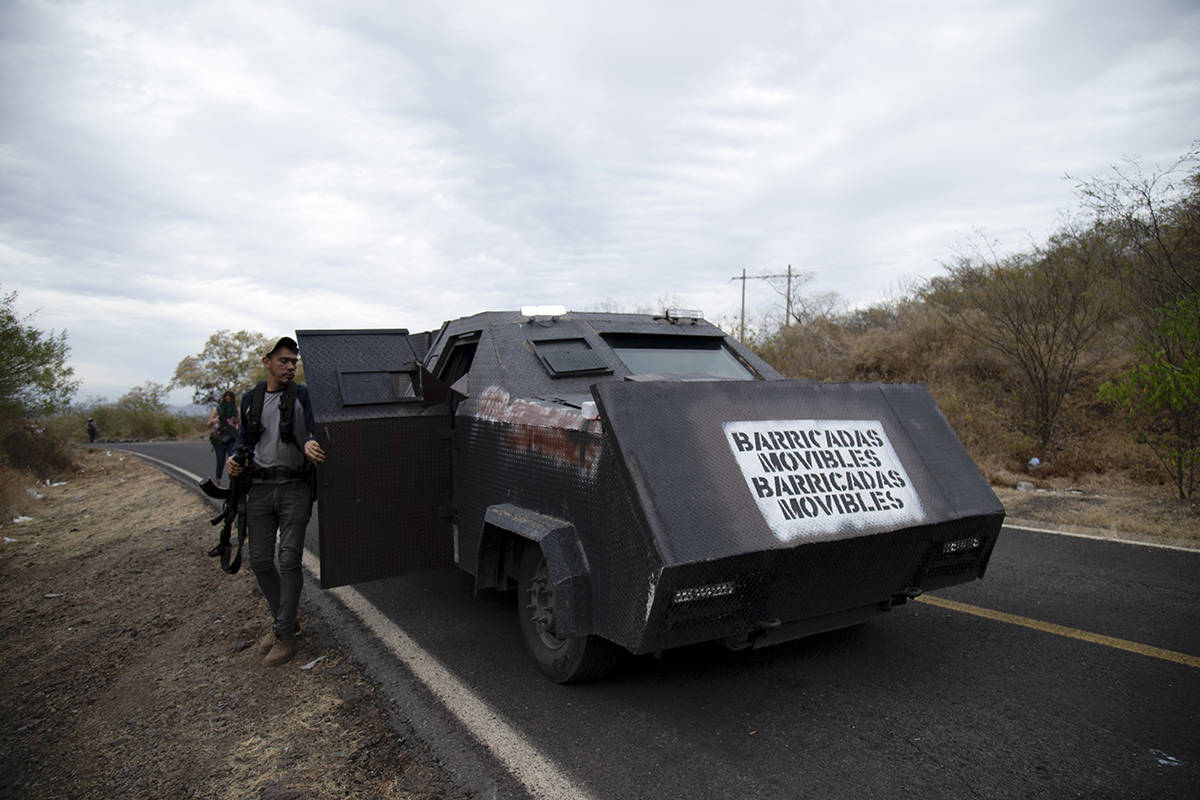 El mensaje en español "Barricada móvil" cubre el frente de un tanque casero conocido como "mo ...