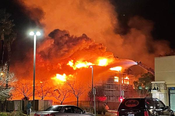 Bomberos luchan contra un gran incendio en el suroeste de Las Vegas el martes, 19 de enero de 2 ...