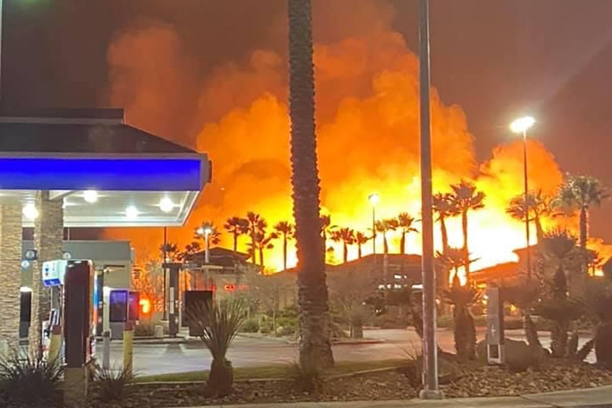 Bomberos luchan contra un gran incendio en el suroeste de Las Vegas el martes, 19 de enero de 2 ...