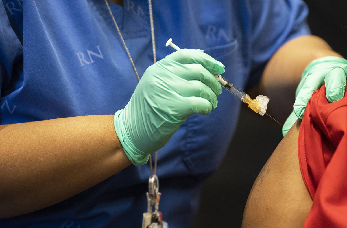 Tymeeka Davis, derecha, recibe la vacuna contra COVID-19 en el Centro Médico de North Las Vega ...