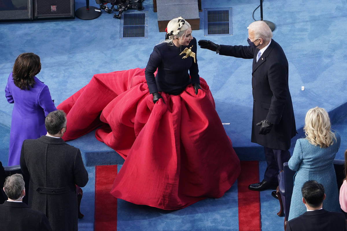 El presidente electo Joe Biden saluda a Lady Gaga durante la 59ª investidura presidencial en e ...