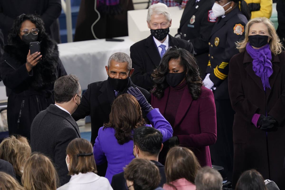 La presidenta electa Kamala Harris, y su esposo Doug Emhoff, hablan con el ex presidente Barack ...