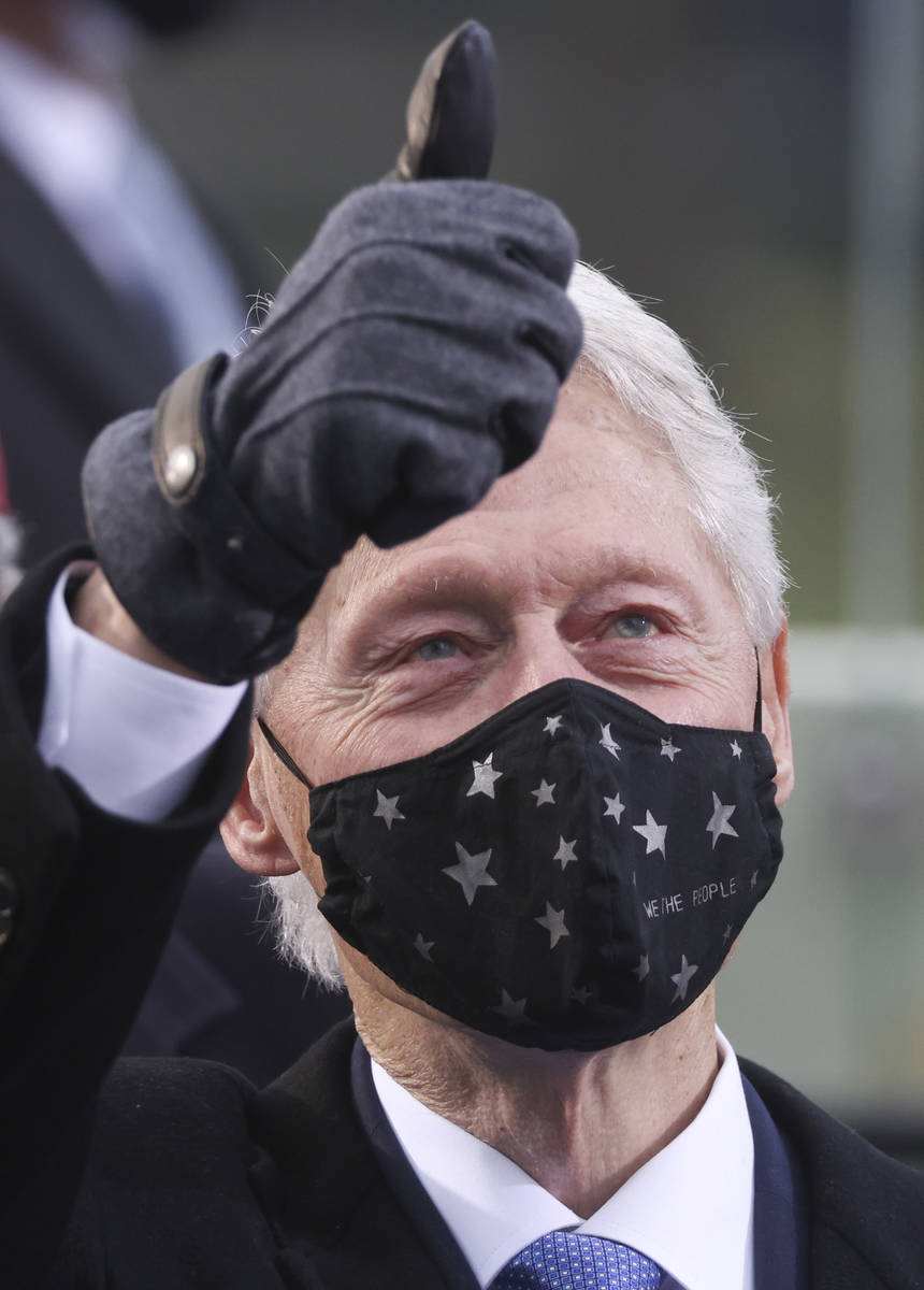 El ex presidente de Estados Unidos, Bill Clinton, hace un gesto mientras asiste a la inauguraci ...