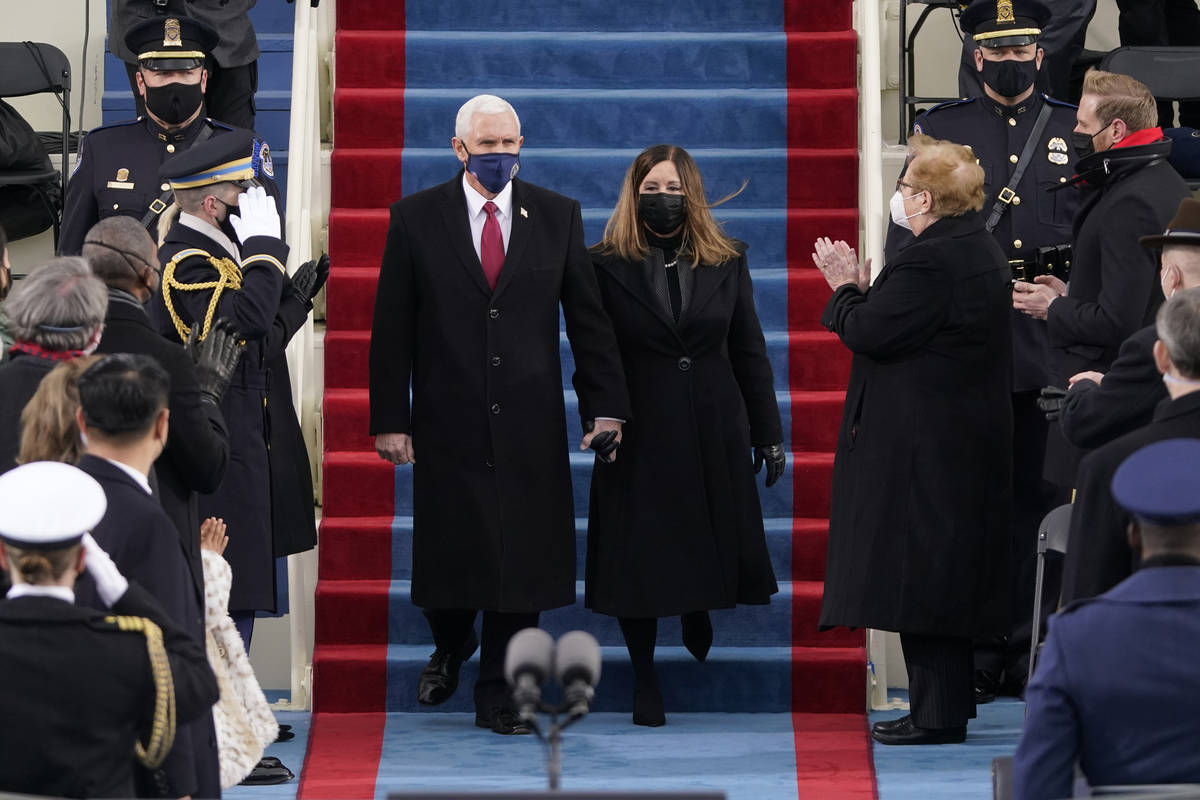 El vicepresidente Mike Pence y su esposa Karen, llegan para la 59ª investidura presidencial en ...
