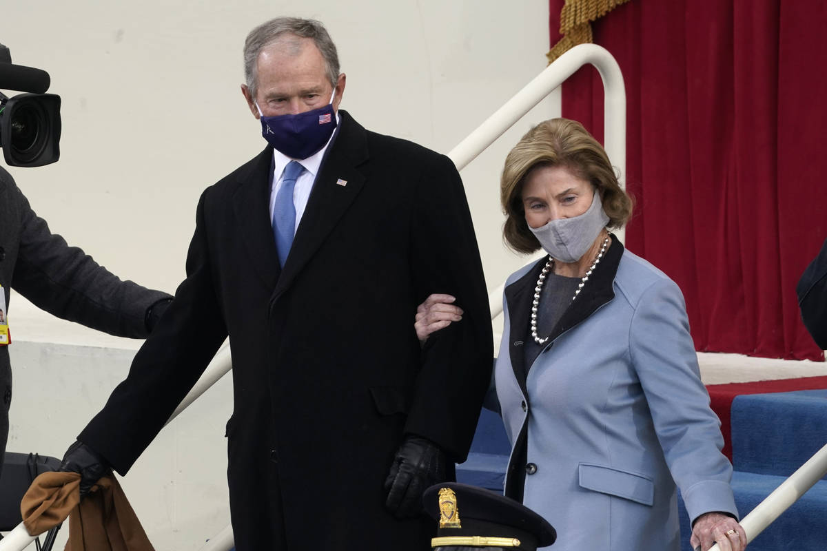 El ex presidente George W. Bush y su esposa Laura llegan para la 59ª investidura presidencial ...