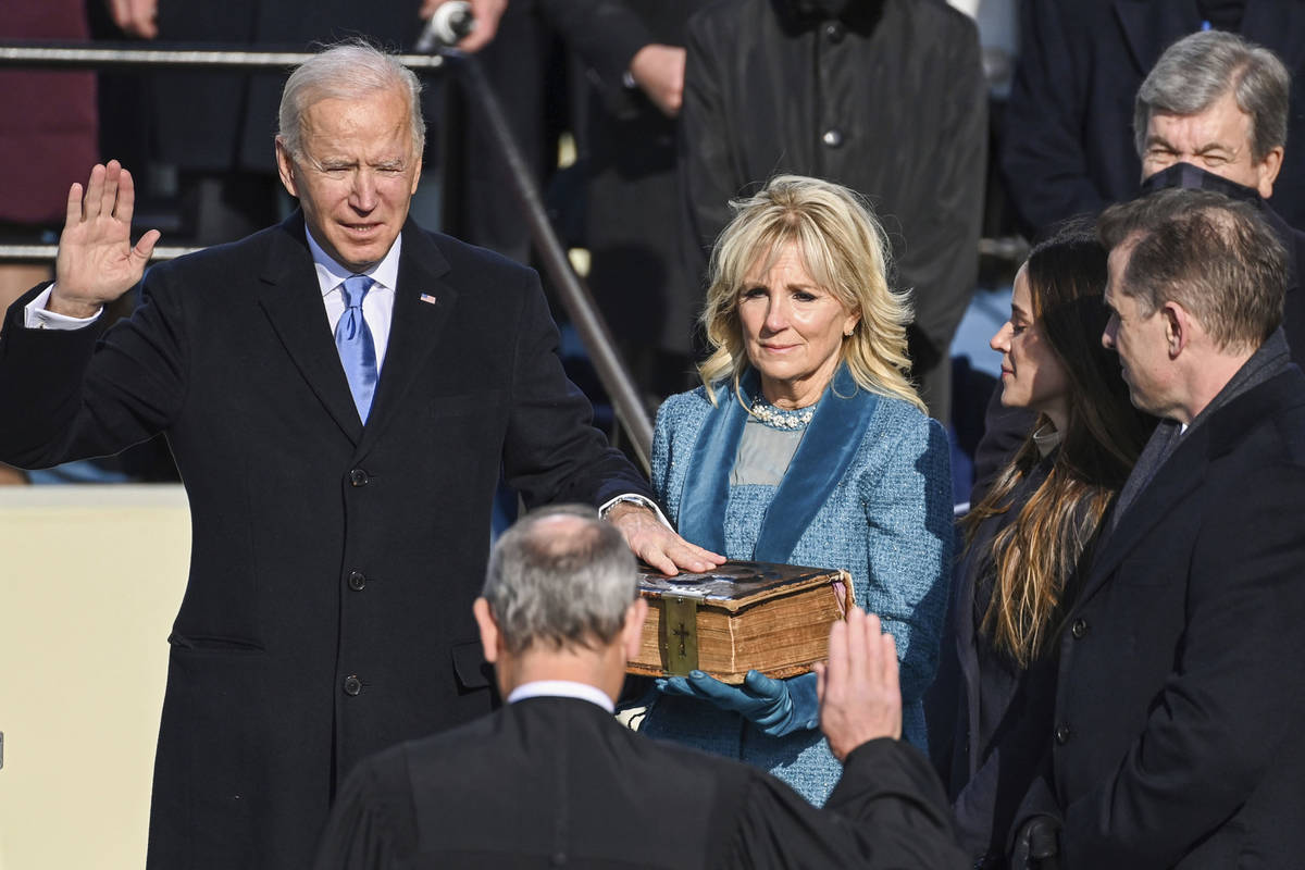 Joe Biden jura como el 46º presidente de Estados Unidos mientras Jill Biden sostiene la Biblia ...