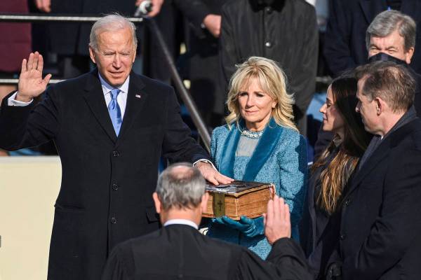 Joe Biden jura como el 46º presidente de Estados Unidos mientras Jill Biden sostiene la Biblia ...