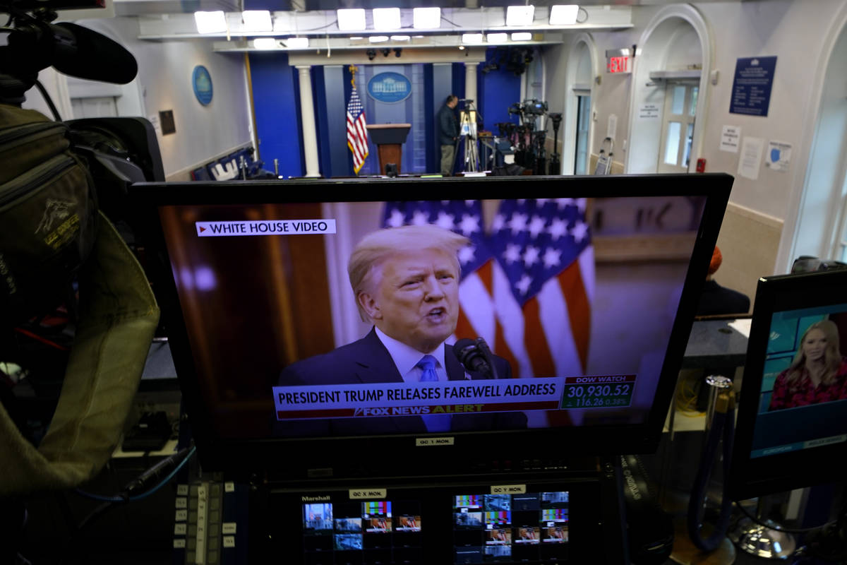 El ex presidente Trump visto en un monitor de red después de su discurso de despedida pregraba ...