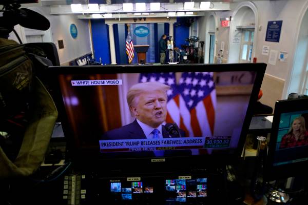 El ex presidente Trump visto en un monitor de red después de su discurso de despedida pregraba ...