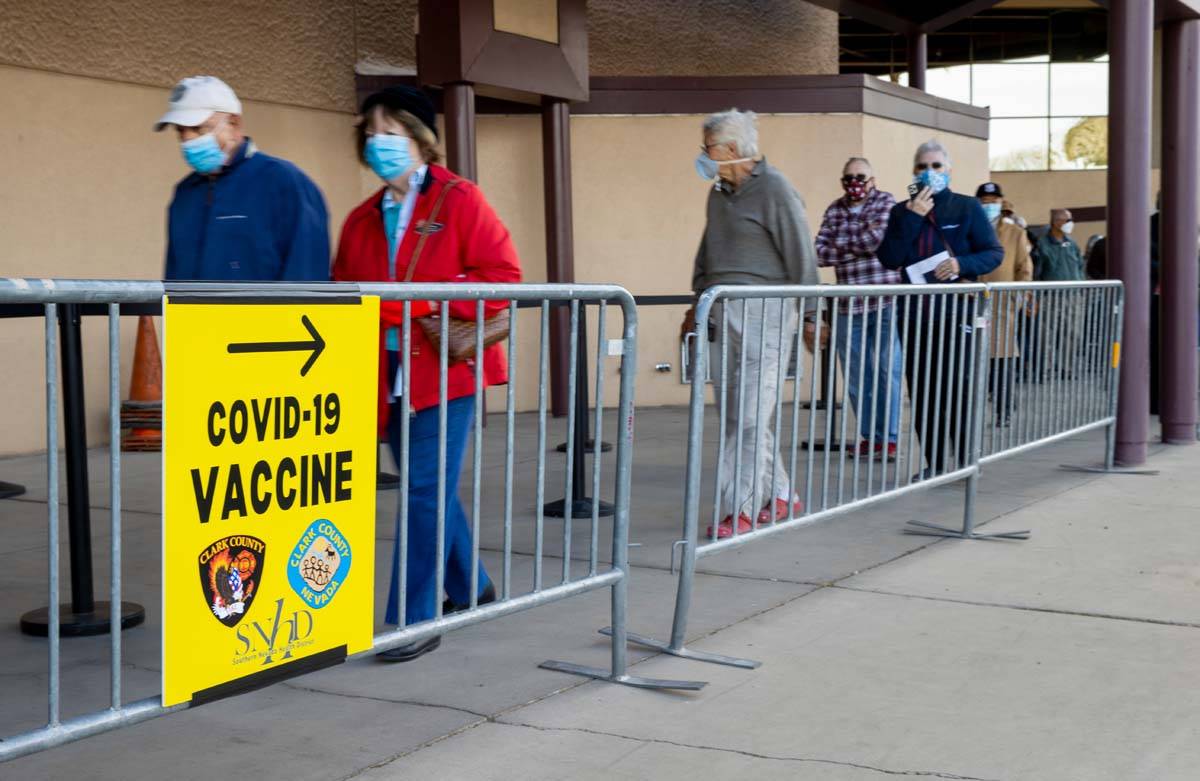 La gente se mueve a lo largo de la fila para entrar en Cashman Center para las vacunas contra C ...