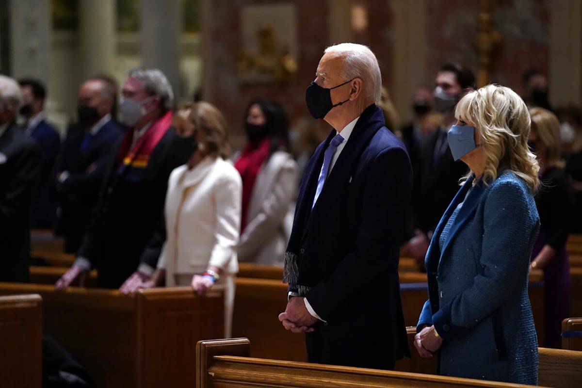 El presidente electo Joe Biden se une a su esposa Jill Biden para celebrar la misa en la Catedr ...