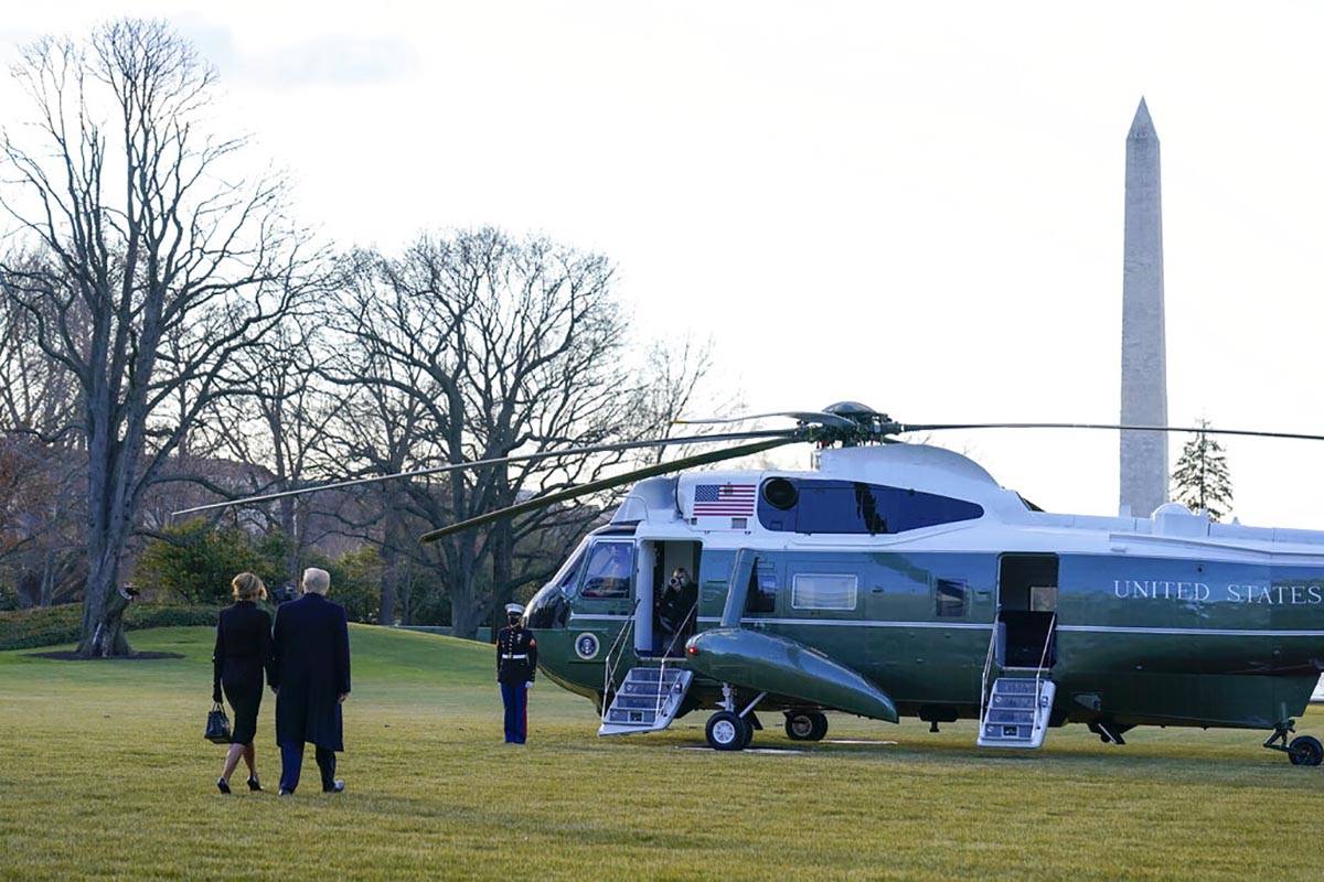 El presidente Donald Trump y la primera dama Melania Trump caminan a bordo del Marine One en el ...