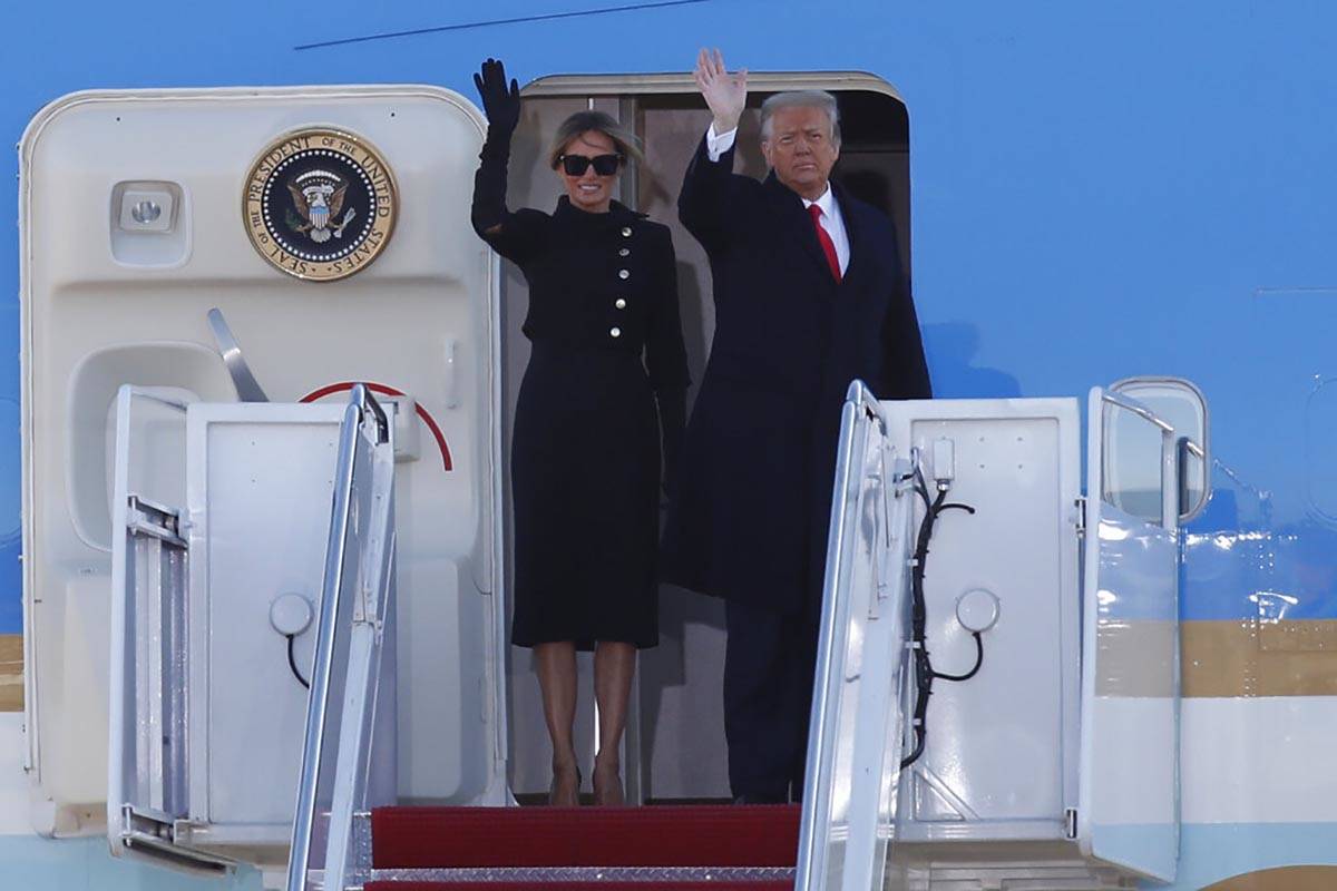 El presidente Donald Trump y la primera dama Melania Trump saludan a una multitud mientras abor ...
