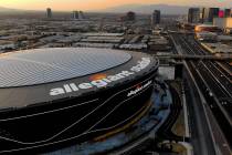 Vista aérea del Estadio Allegiant y del Strip de Las Vegas el martes, 25 de agosto de 2020. (M ...