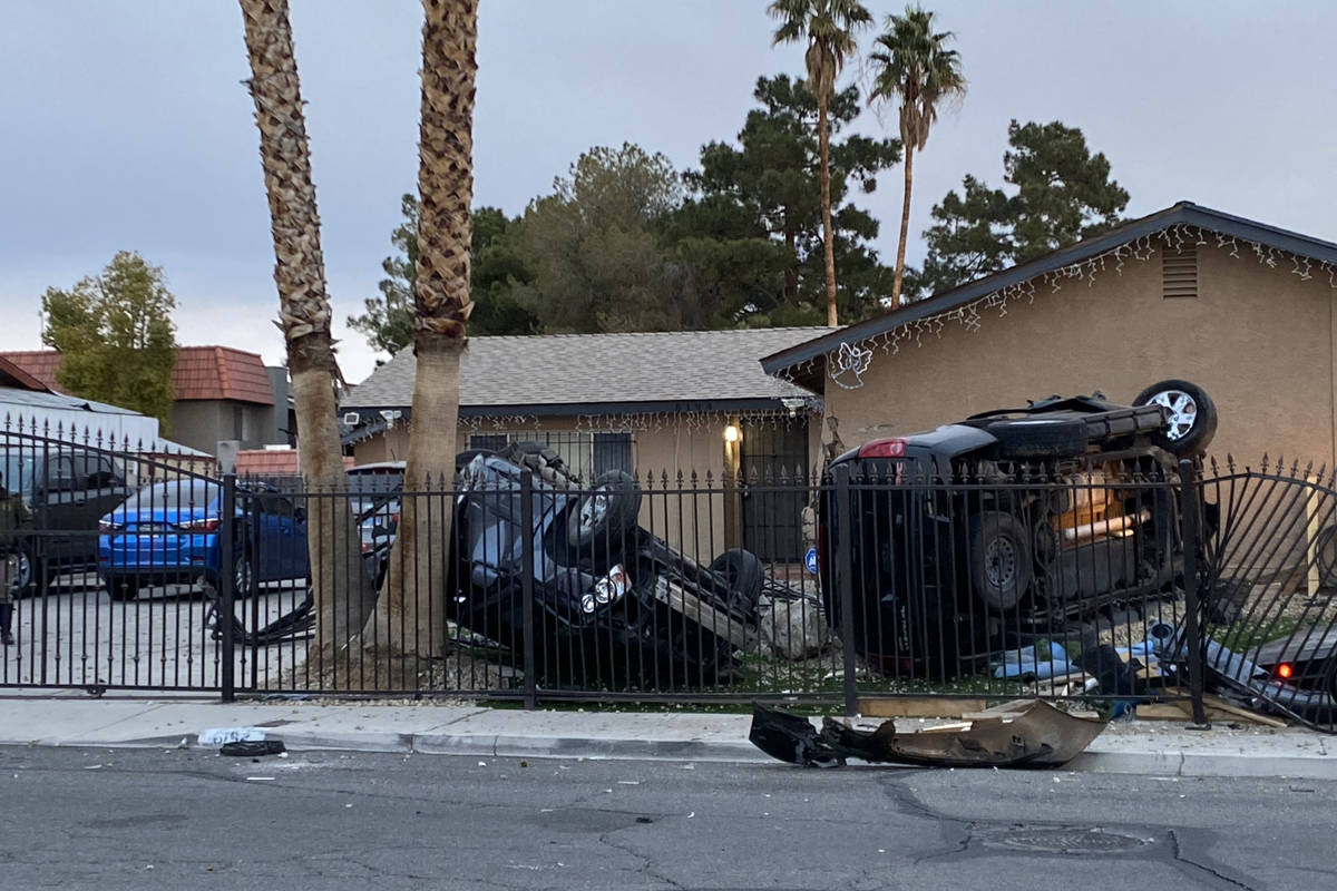 La policía de Las Vegas está tratando de determinar cómo dos vehículos terminaron volcados ...