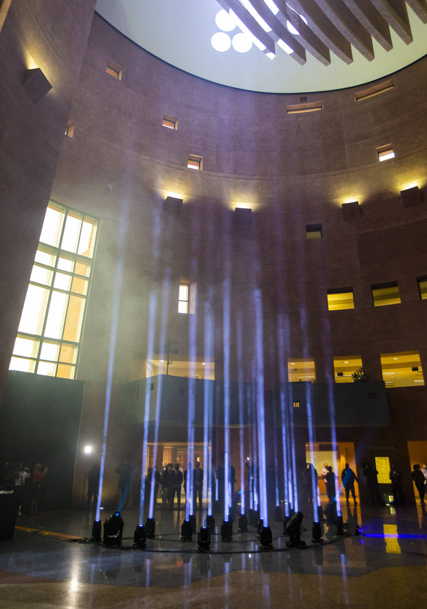 Veintinueve luces iluminan la rotonda del Clark County Government Center como parte de la conme ...