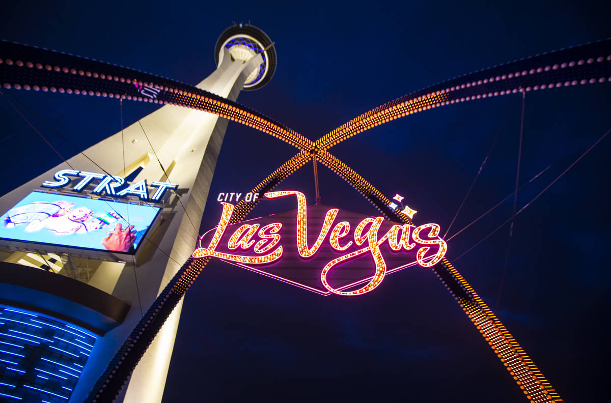 Luces ámbar iluminan los arcos de entrada en el centro de Las Vegas como parte de la conmemora ...