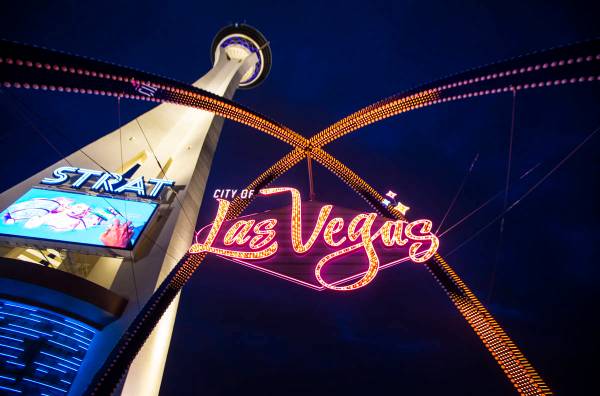 Luces ámbar iluminan los arcos de entrada en el centro de Las Vegas como parte de la conmemora ...