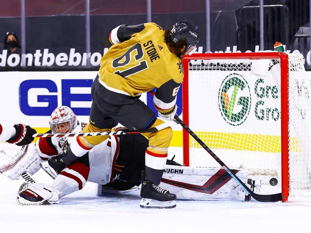 El capitán de los Golden Knights, Mark Stone (61), supera al portero de Arizona Coyotes, Darcy ...