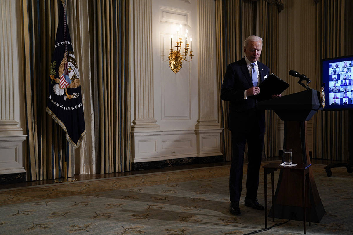 El presidente Joe Biden durante una ceremonia de juramento virtual de los nombramientos políti ...