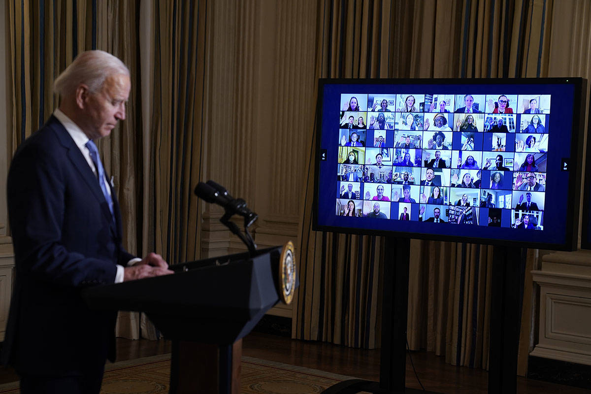 El presidente Joe Biden habla durante una ceremonia de juramento virtual de los nombramientos p ...