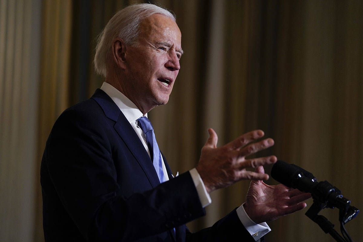El presidente Joe Biden habla durante una ceremonia de juramento virtual de los nombramientos p ...