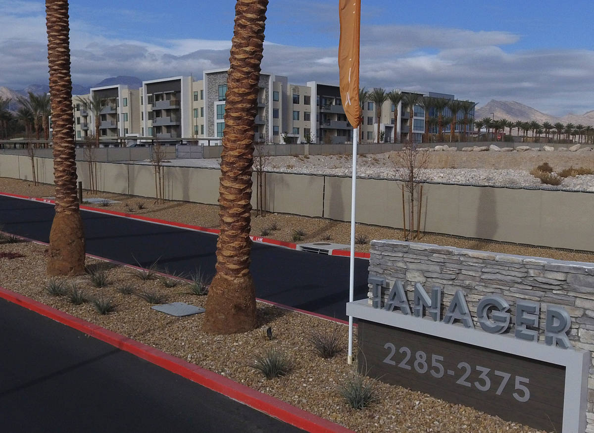 El complejo de apartamentos Tanager en la esquina de Sahara Ave. y Pavilion Center Dr., es foto ...