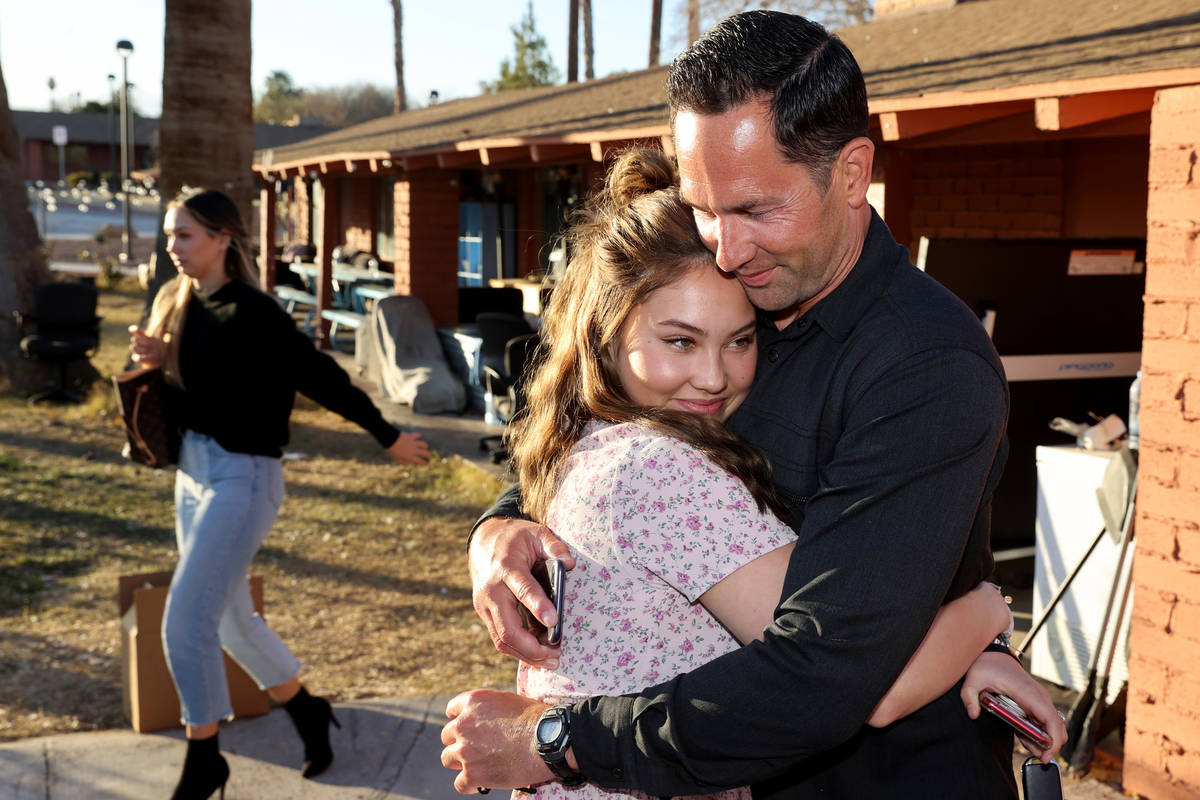 Kyle Kimoto visita a su hija Kahlea Kimoto, de 20 años, y a su nieta Ophelia Oswald, de tres a ...