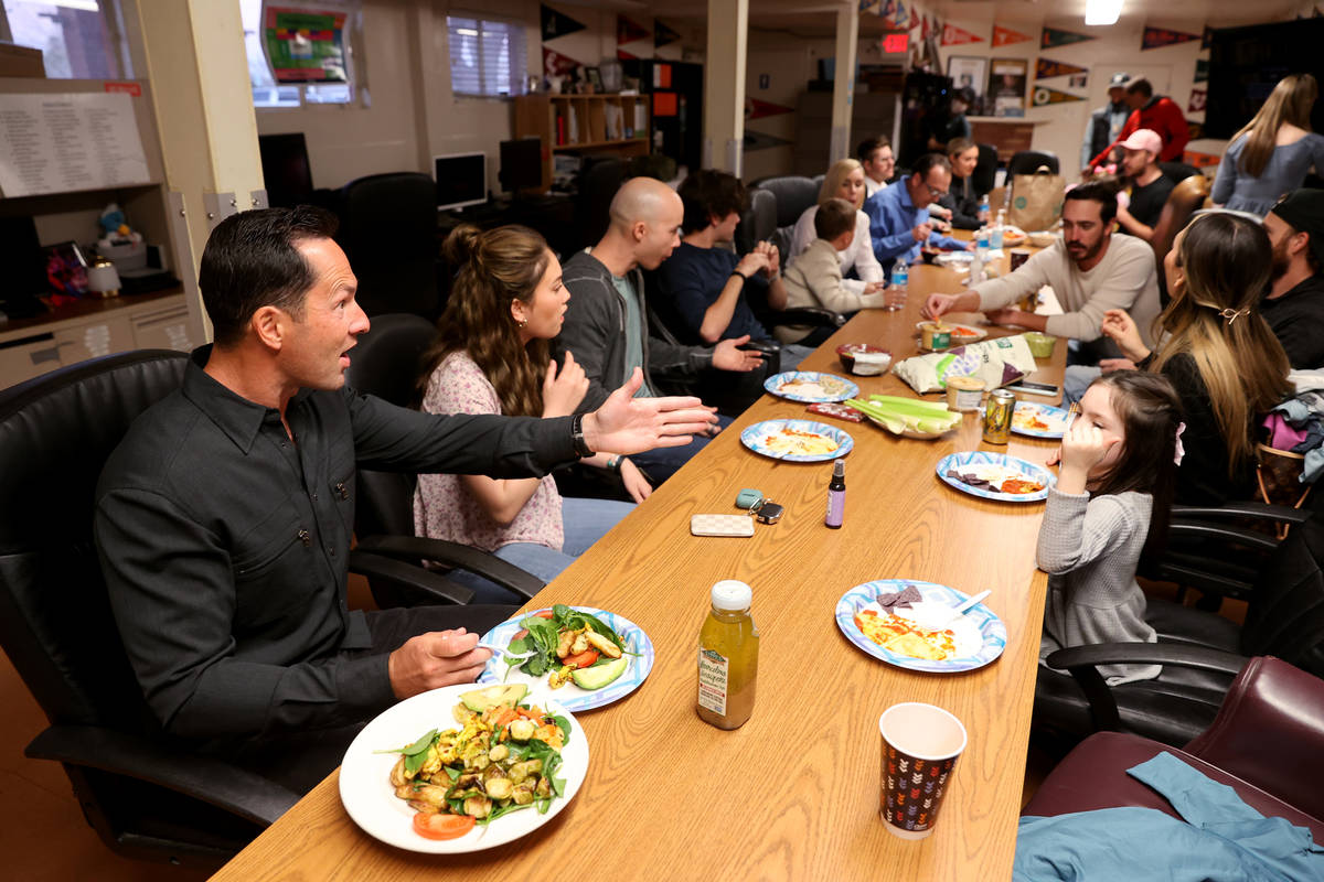 Kyle Kimoto, a la izquierda, cena con su familia en la Jewel's Marty Hennessy Inspiring Childre ...