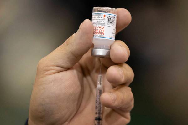 Una vacuna de Moderna contra COVID-19 se prepara en el Neighborhood Recreation Center de North ...