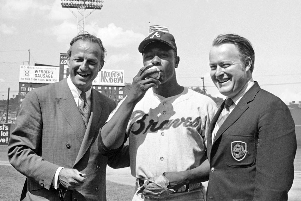 En esta foto de archivo del 17 de mayo de 1970, Hank Aaron, de los Braves de Atlanta, al centro ...