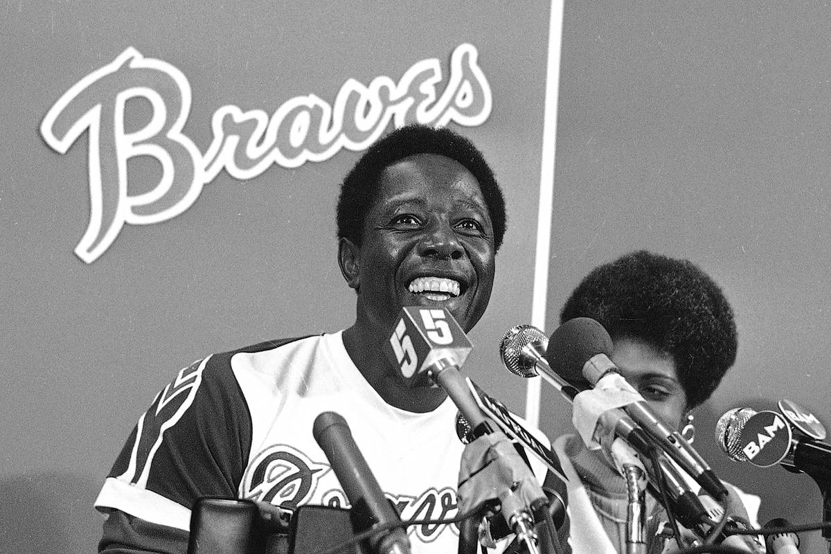 Hank Aaron, de los Braves de Atlanta, sonríe durante una conferencia de prensa en el Atlanta S ...