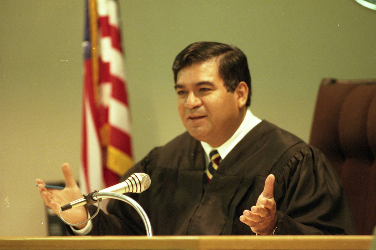 El juez de distrito Don Chairez habla durante una comparecencia en el juzgado del Condado Clark ...