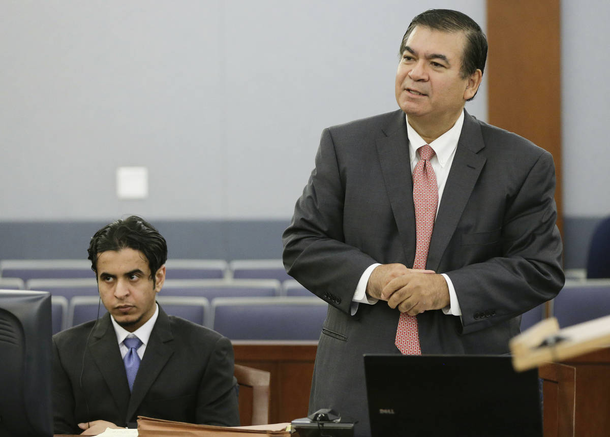 El abogado defensor Don Chairez se dirige al juez durante el proceso de selección del jurado p ...