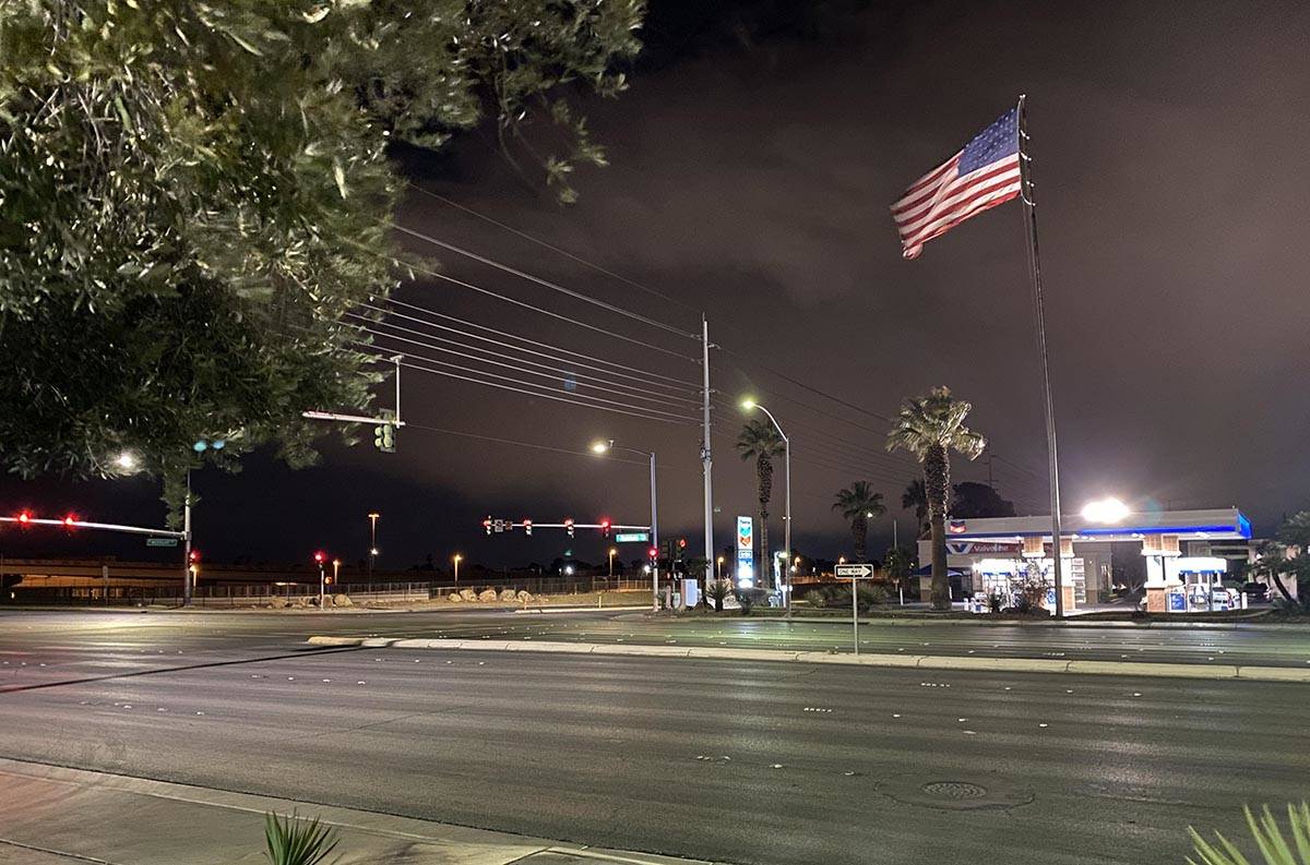 Una fuerte brisa hizo ondear una gran bandera estadounidense en una gasolinera de la U.S. 95 y ...
