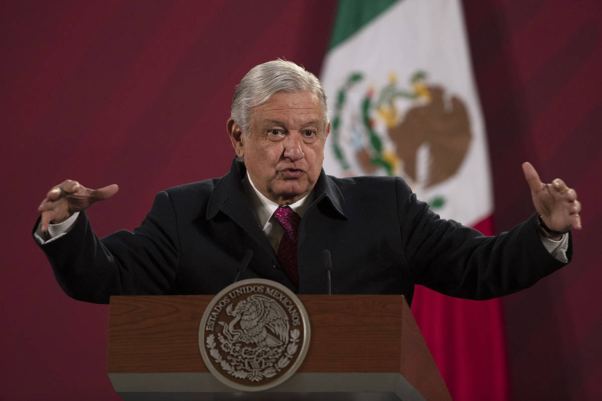 ARCHIVO - En esta fotografía de archivo del 18 de diciembre de 2020, el presidente de México, ...