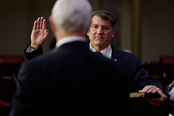 El vicepresidente Mike Pence administra el juramento del cargo al senador Mike Rounds durante u ...