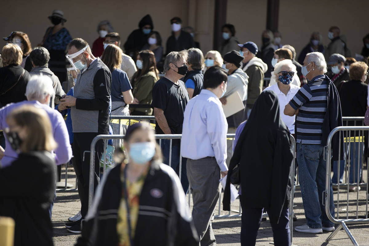 Gente espera en la fila para recibir la vacuna contra COVID-19 en Cashman Center de Las Vegas e ...
