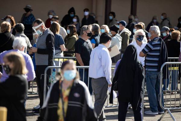 Gente espera en la fila para recibir la vacuna contra COVID-19 en Cashman Center de Las Vegas e ...