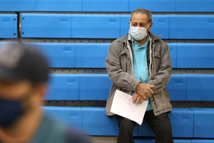 Richard Martínez, de 73 años, es monitoreado después de recibir la vacuna contra COVID-19 en ...