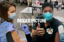 Esta imagen proporcionada por Budweiser muestra a dos trabajadores de la salud vacunándose en ...