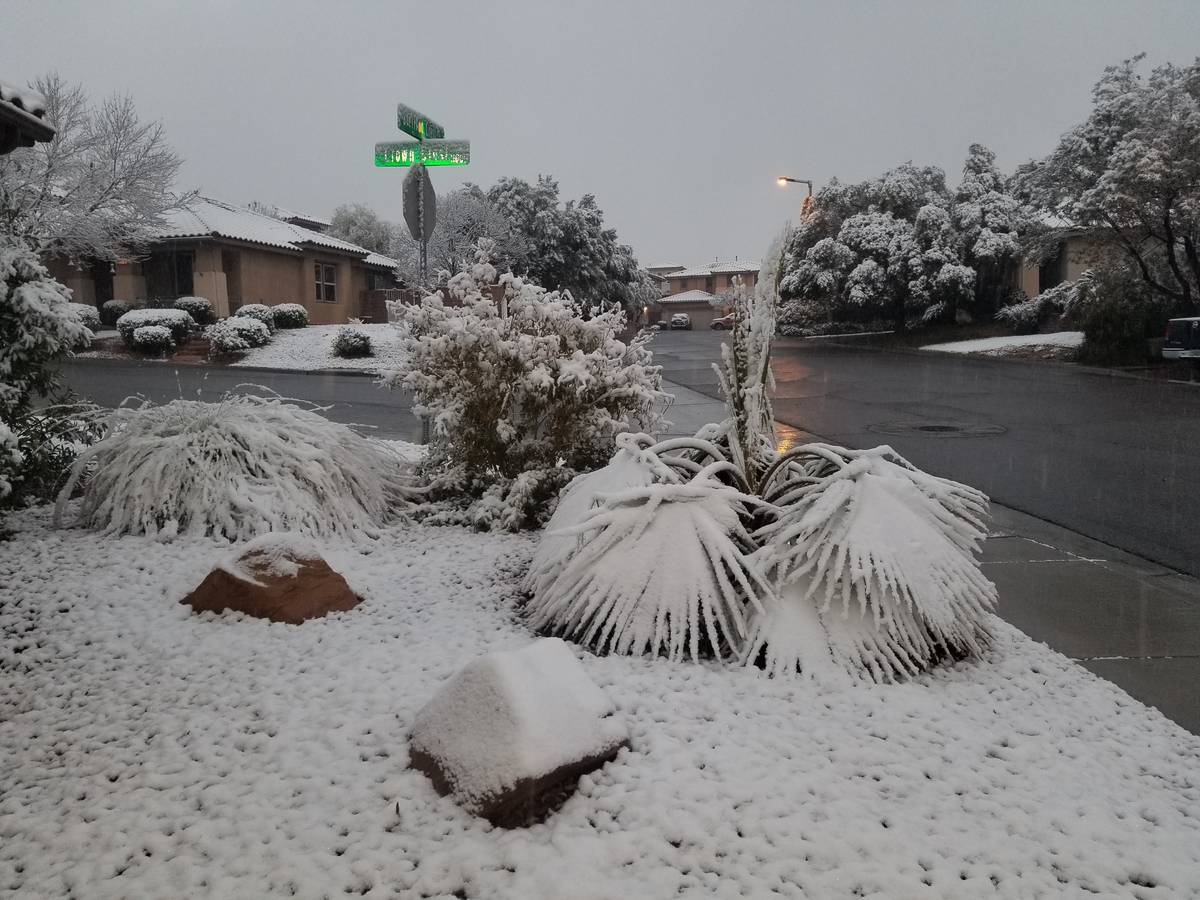 Nieve cubre un barrio de Summerlin a primera hora de la mañana del martes, 26 de enero de 2021 ...