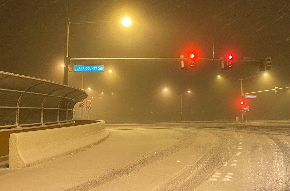 Nieve cubre gran parte de la intersección en West Lake Mead Boulevard y 215 Beltway antes del ...
