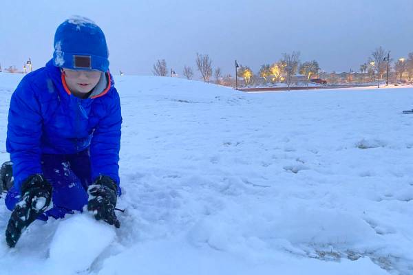 Justin Buzoff, de 13 años, construye un muñeco de nieve en el parque Fox Hills, en el extremo ...