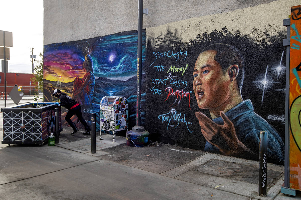 Un mural dedicado a Tony Hsieh en el callejón DT, cerca de Fremont y la calle 6th, en el centr ...