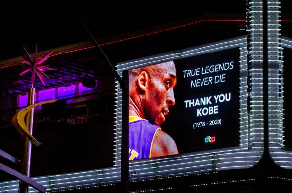 El club nocturno Inspire Bar Lounge muestra en su marquesina un homenaje a Kobe Bryant tras su ...