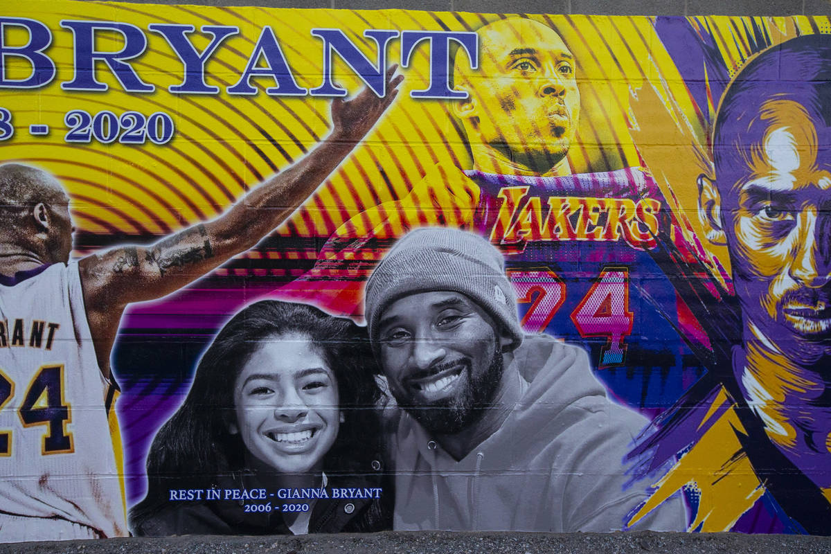 Un mural de Kobe y Gianna Bryant, creado por Eric Meidenbauer, en el exterior de Candid Worldwi ...