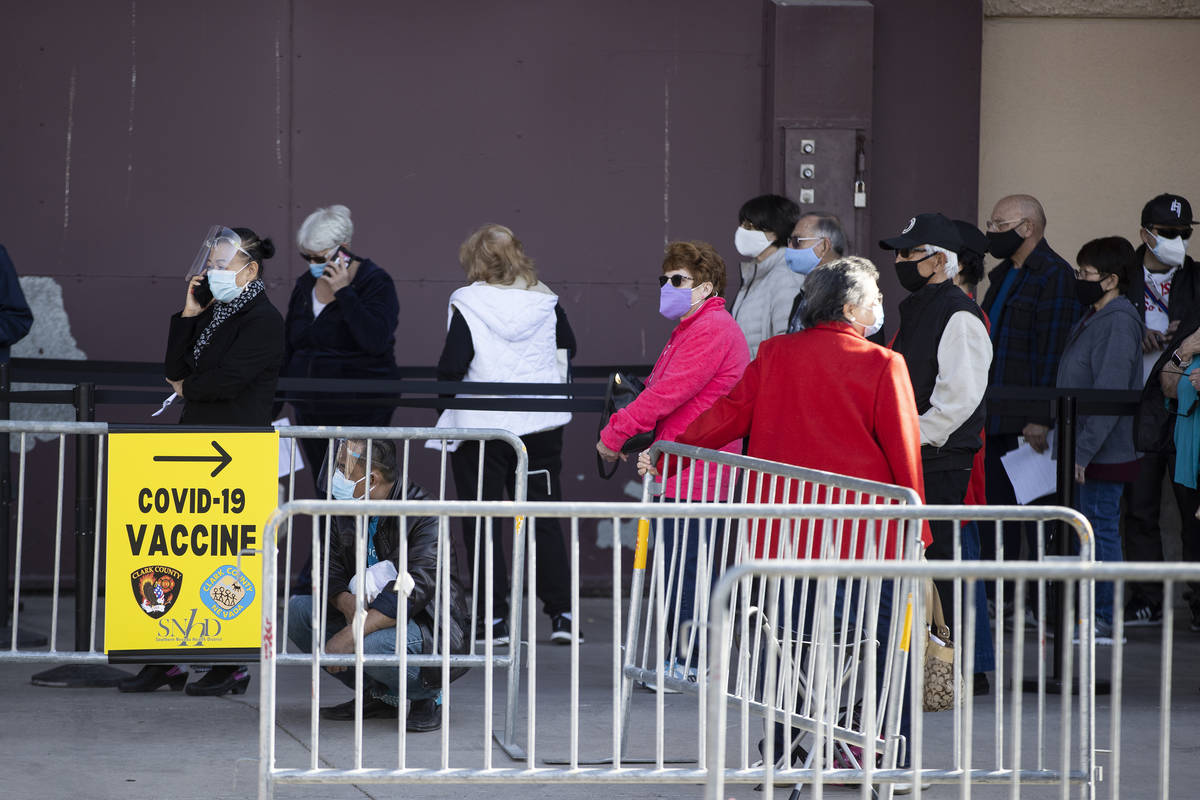 Gente espera en fila para recibir la vacuna contra COVID-19 en Cashman Center Las Vegas el mié ...