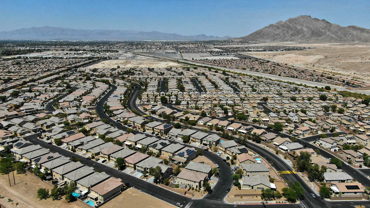 Una vista aérea de las urbanizaciones a lo largo de Theme Road en el este de Las Vegas el mié ...